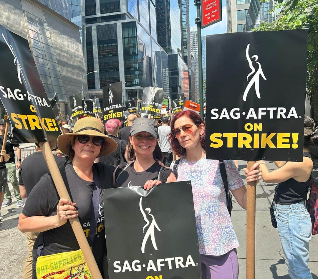 キャリー・プレストンさんのインスタグラム写真 - (キャリー・プレストンInstagram)「With my sisters on the @sagaftra picket line 💪🏼 #sagaftra #wgastrong #sagaftrastrike」7月15日 4時26分 - carriepreston