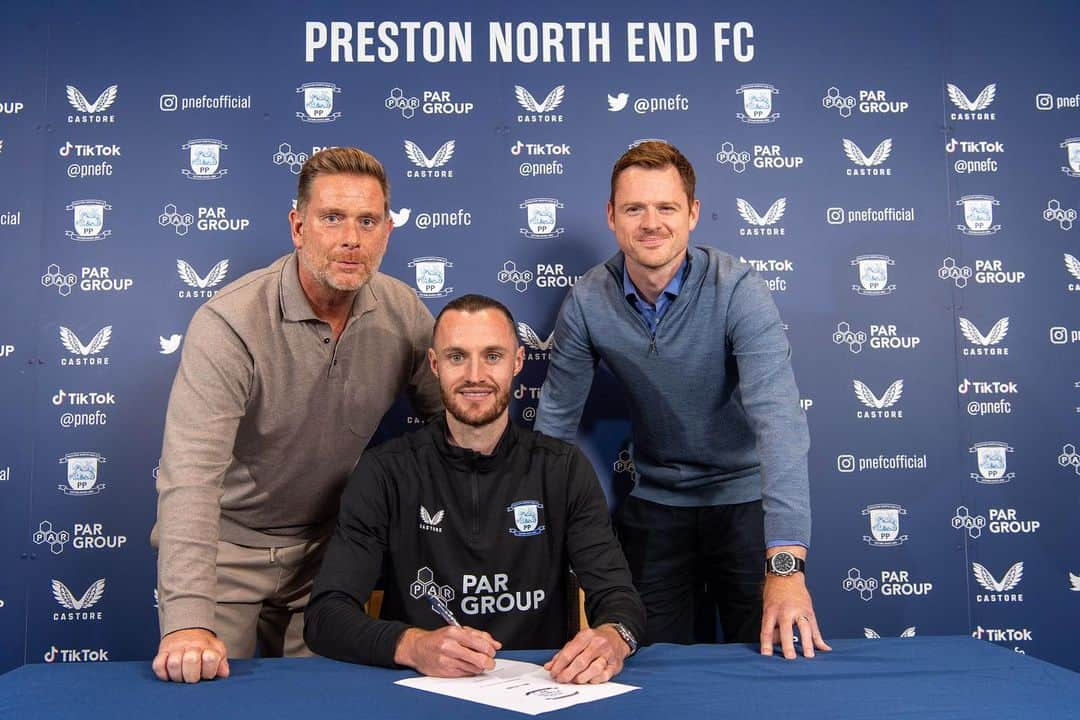 ウィル・ケインさんのインスタグラム写真 - (ウィル・ケインInstagram)「Delighted to re-sign for @pnefcofficial on a permanent deal. Really excited to be back at the club and can’t wait to get going. See all you fans at Deepdale soon! 😁🙌🏻⚽️ @neweraglobalsports」7月15日 4時30分 - wkeane48