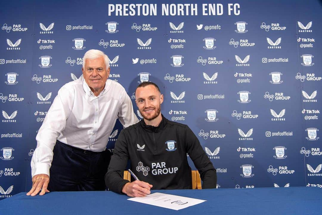 ウィル・ケインさんのインスタグラム写真 - (ウィル・ケインInstagram)「Delighted to re-sign for @pnefcofficial on a permanent deal. Really excited to be back at the club and can’t wait to get going. See all you fans at Deepdale soon! 😁🙌🏻⚽️ @neweraglobalsports」7月15日 4時30分 - wkeane48