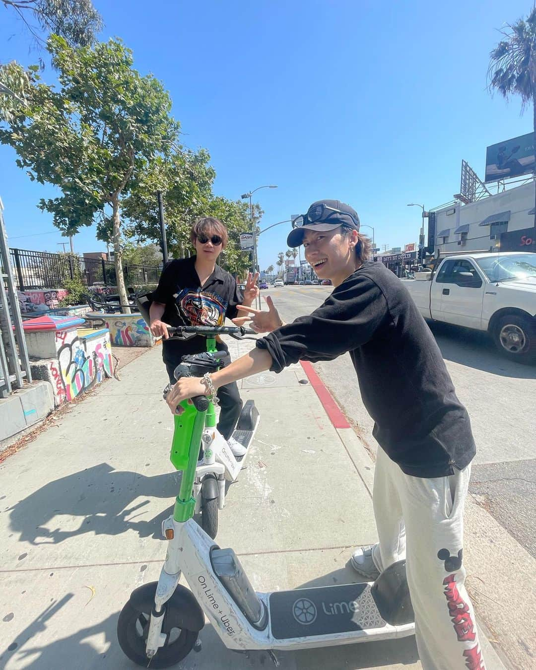 松本千夏さんのインスタグラム写真 - (松本千夏Instagram)「地元の友達とLAで遊んだ✌🏽  ライムに乗ってショッピングしてご飯食べてカフェ行って、風が気持ちよくって、最高にハッピーな日🌴 楽しすぎてライム乗りながら「フォー！」って自然と声出た(笑)  仕事は違えど、表舞台で小学校からの友達が輝いてるとうちもより頑張れるし、なんだかすごく安心する。最強の仲間。  もっと大きくなるための変化はしたいけど、変わらないありのままでいれる環境もとっても大事な宝物だと思ったよ。 うちの周りみんなちょーいいやつ🫶🏽  ちなみにうちが来てるTシャツはワンマンで販売する初グッズ1個目。ちらみせ🤭  パワーもらったからワンマン準備楽しみながら頑張る！」7月15日 12時00分 - chiii8mikan