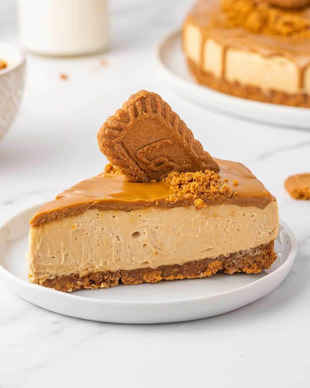 Easy Recipesのインスタグラム：「This no bake Biscoff cheesecake recipe is made from scratch with a cookie base, creamy cheesecake filling, and luscious caramel-y biscoff topping. This simple yet elegant cheesecake is the perfect showstopping dessert without heating your oven.  Full recipe link in my bio @cookinwithmima  https://www.cookinwithmima.com/lotus-biscoff-cheesecake/」