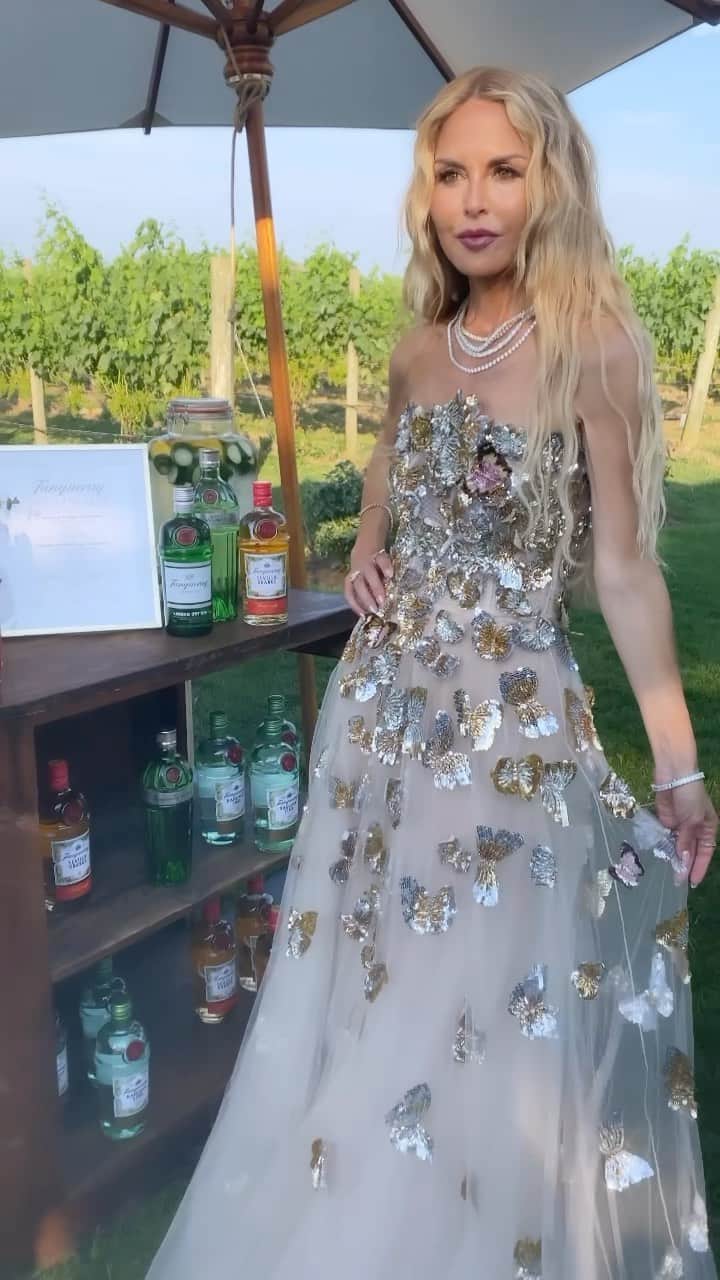 レイチェル・ゾーのインスタグラム：「#ad Celebrating the season at the JetSet Summer Soiree with a delicious @TanquerayUSA , Tanqueray Sevilla Orange Hamptons cocktail. Cheers to you and yours and wishing you a happy and heatlhy summer! #Tanqueray #damnfancy」