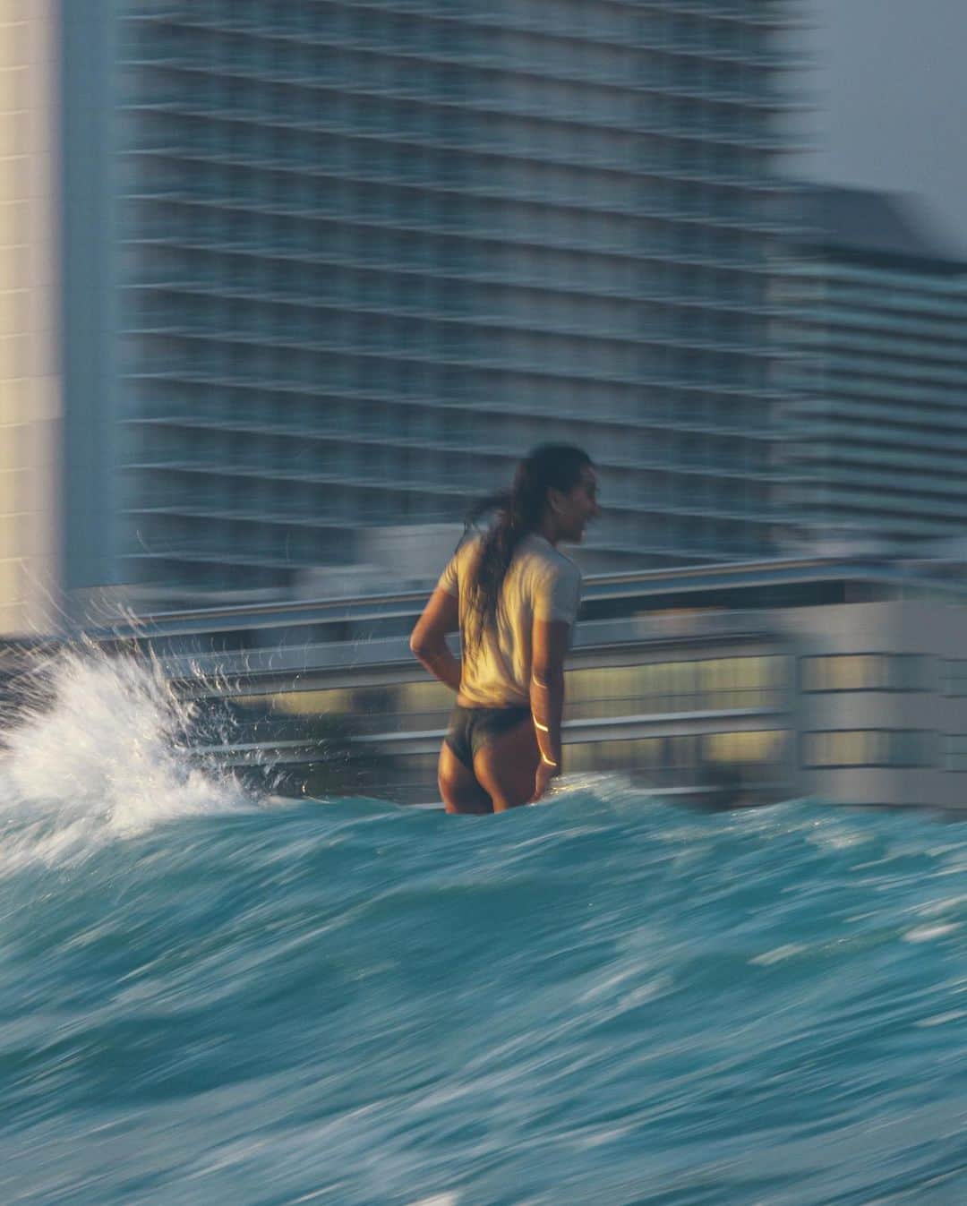 ケリア・モニーツのインスタグラム：「Damn it feels good to have fun ! This is your sign to do something for you even if it’s paddling out catching 1 wave and going straight ! 😂🫶🏾 pc: @tommypierucki」
