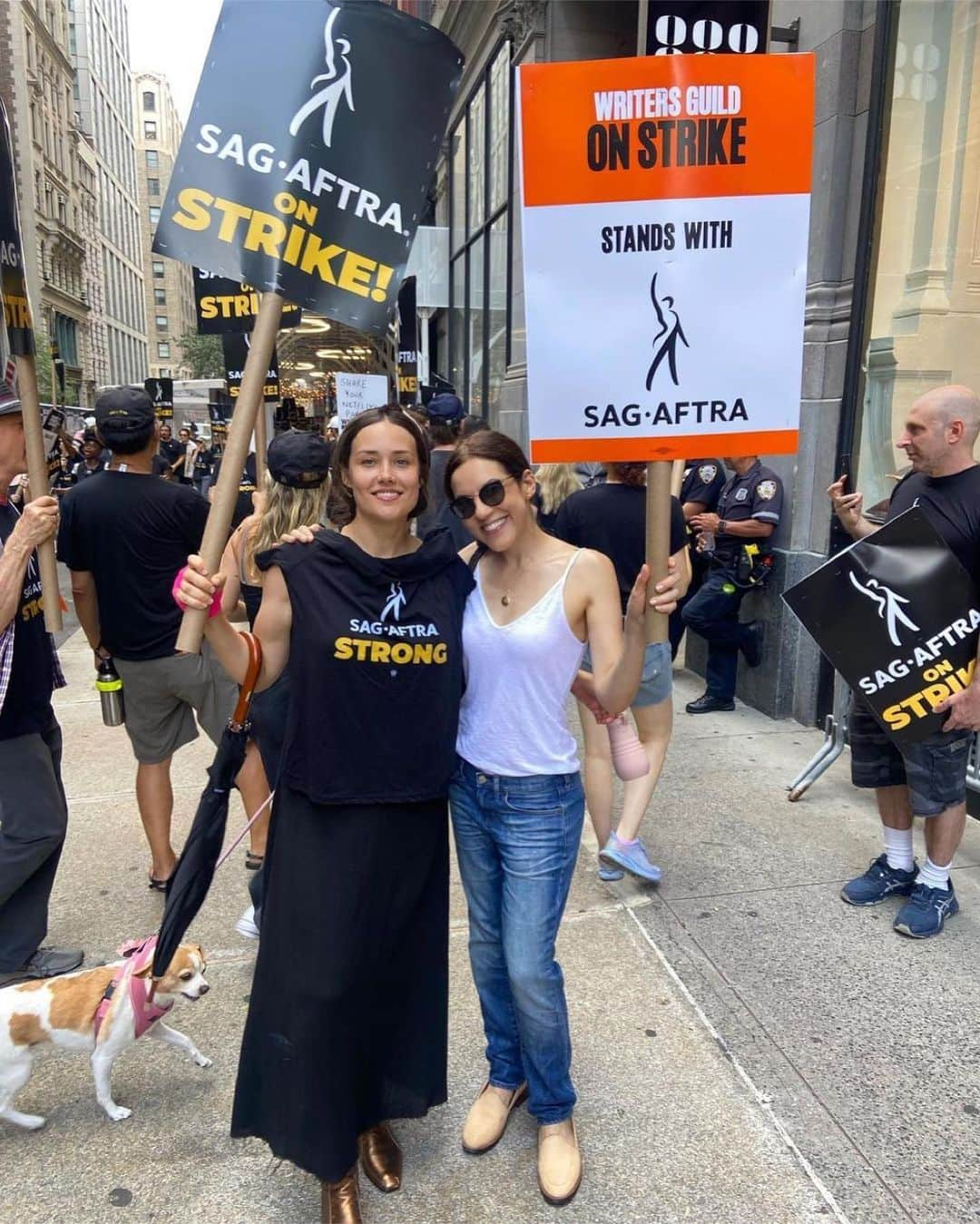 メーガン・ブーンさんのインスタグラム写真 - (メーガン・ブーンInstagram)「@sloane_crosley and I can confirm that the chants are a lot louder coming from a union with vocal training. #sagaftra #sagaftrastrong #sagaftrastrike Please consider donating to those who need it through this necessary labor strike. (Super cheesy in this context, but really loved when this song came on at WB🪧)」7月15日 4時54分 - msmeganboone