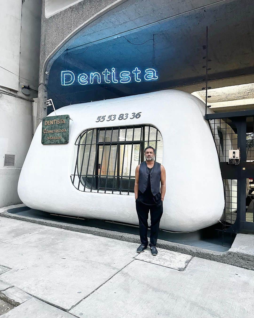 トームさんのインスタグラム写真 - (トームInstagram)「Charming #MexicoCity (it’s the tooth!) #dentista」7月15日 4時58分 - tomenyc