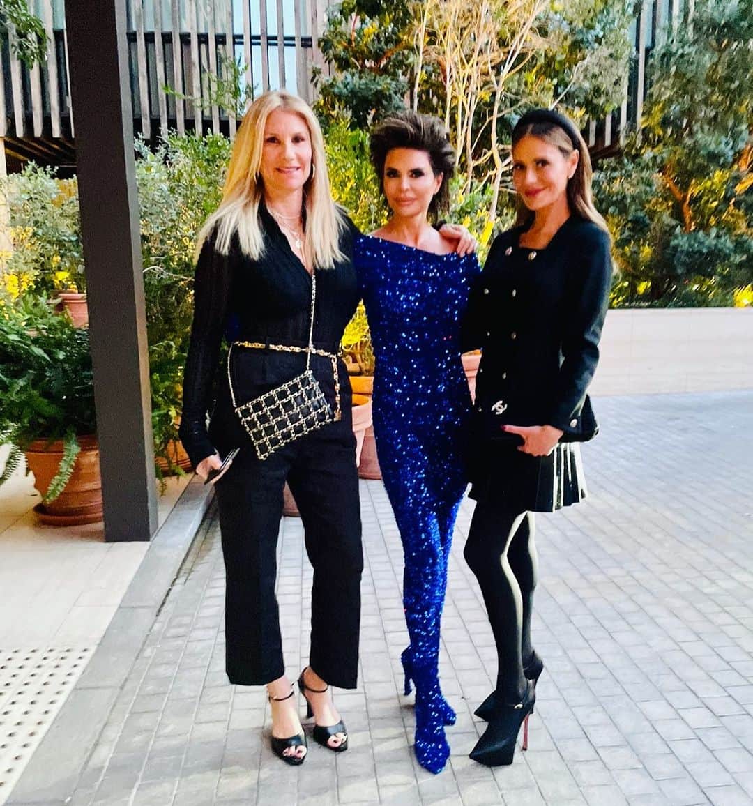 のインスタグラム：「Happiest of Birthdays to you my Cancer sister @doritkemsley this is the Latest photo we have taken together and what I love about it is it represents loyalty and love ♥️ You would drop everything to be by a friends side, your kindness, Strength, empathy and love of your family let alone your fierceness, are just some of the things I love about you, And that’s not even beginning to talk about your style and joie de vivre🫶🏼 I hope this birthday year brings you great peace, joy, and immeasurable happiness.  Love you my friend. ♥️♥️♥️♥️🎂🥂♋️」
