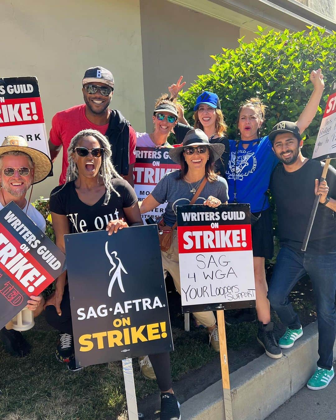 コンスタンス・ジマーのインスタグラム：「Day 1 @sagaftra on STRIKE now together again with our partners in crime who we wouldn’t have our careers without the @wgawest @wgaeast! Meeting new friends and reuniting on the picket lines with forever friends! #union #standstrong」