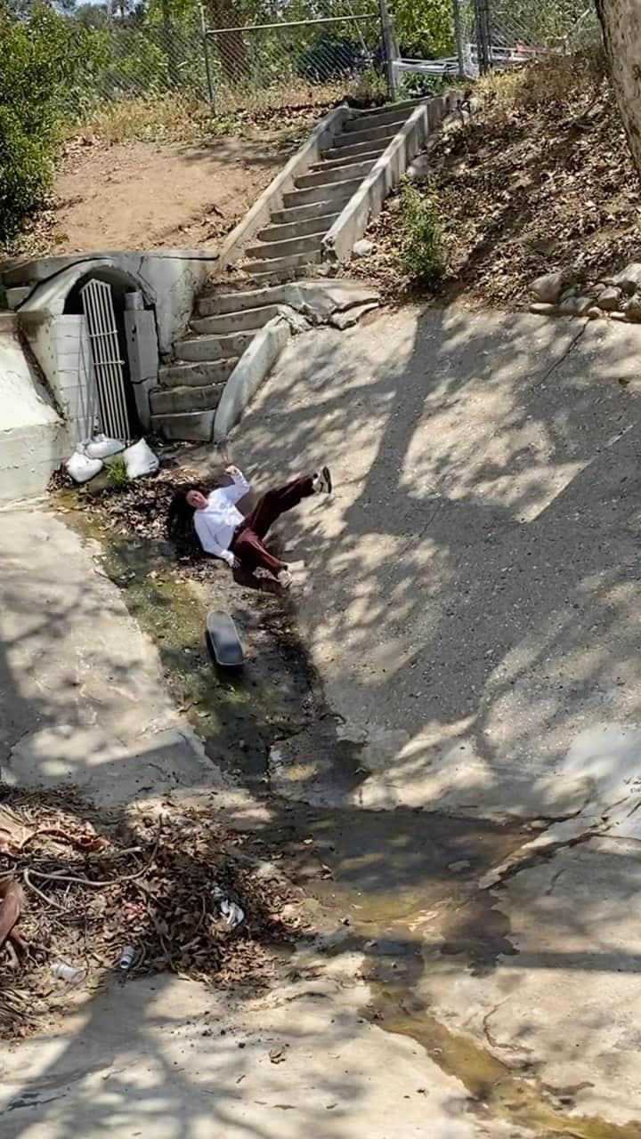 ニコル・ハウゼのインスタグラム：「Last trick from Gassed Up!! Things got a little sketchy last try before the final make. 😂😂 🎥: @buffymilner」