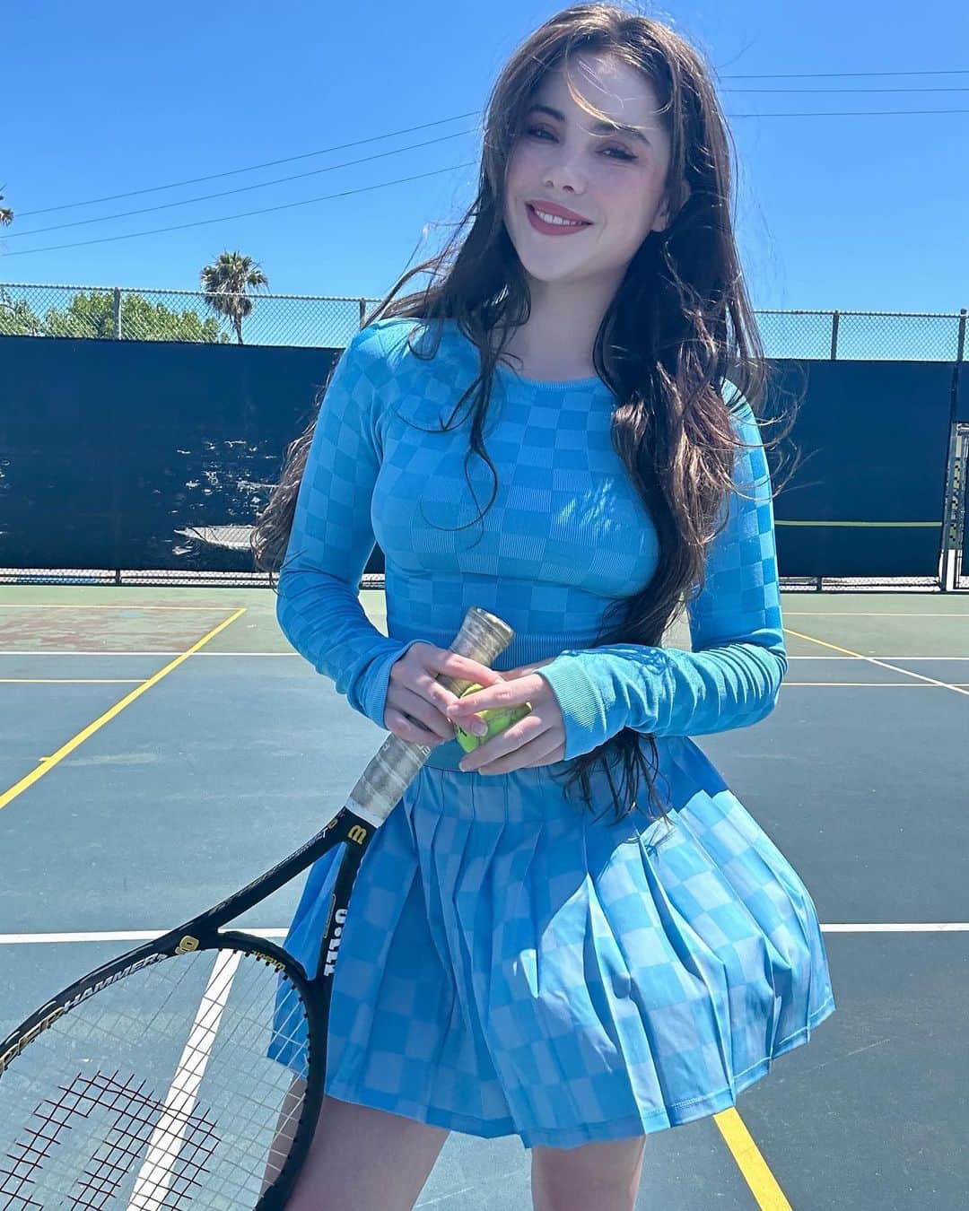 マッケイラ・マロニーのインスタグラム：「Hope everyone’s been enjoying their summer💙Wimbledon has been so fun to watch! but after playing some tennis today, I’m sad to tell you, the only thing I know how to serve well is an outfit 😩 Gymnastics deeply engrained in me that bent arms are evil, and it’s gona take some serious work to retrain that. 😂 The last slide was me, but much worse」