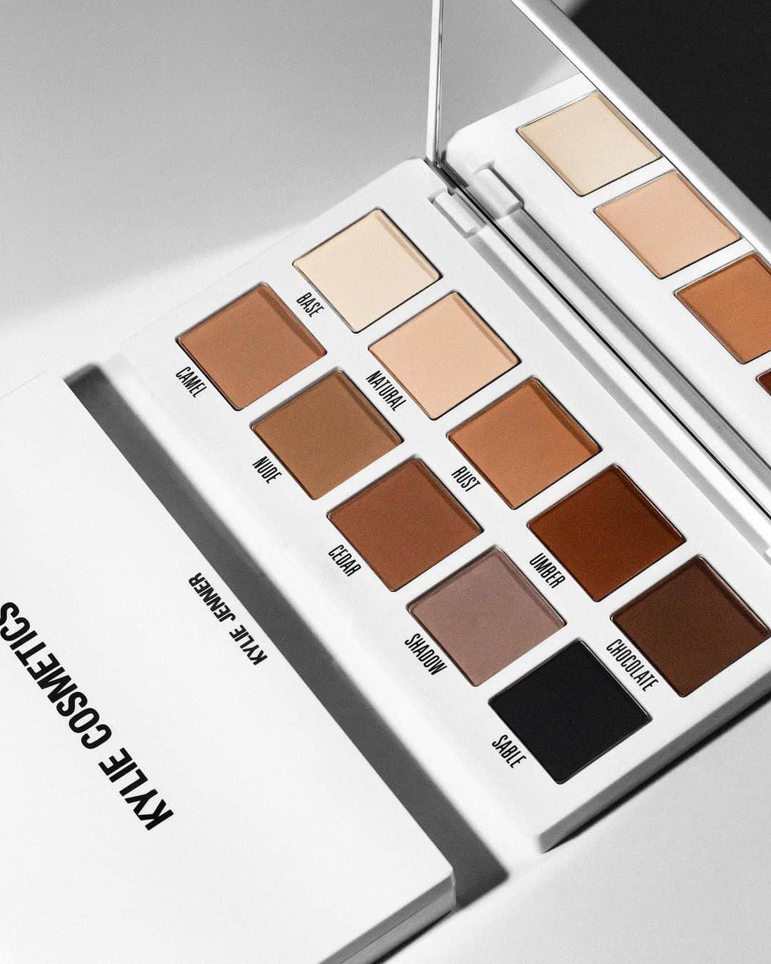 Kylie Cosmeticsさんのインスタグラム写真 - (Kylie CosmeticsInstagram)「Classic Matte 🤎 the palette of our dreams for all your easy everyday looks KylieCosmetics.com 👁️」7月15日 5時21分 - kyliecosmetics