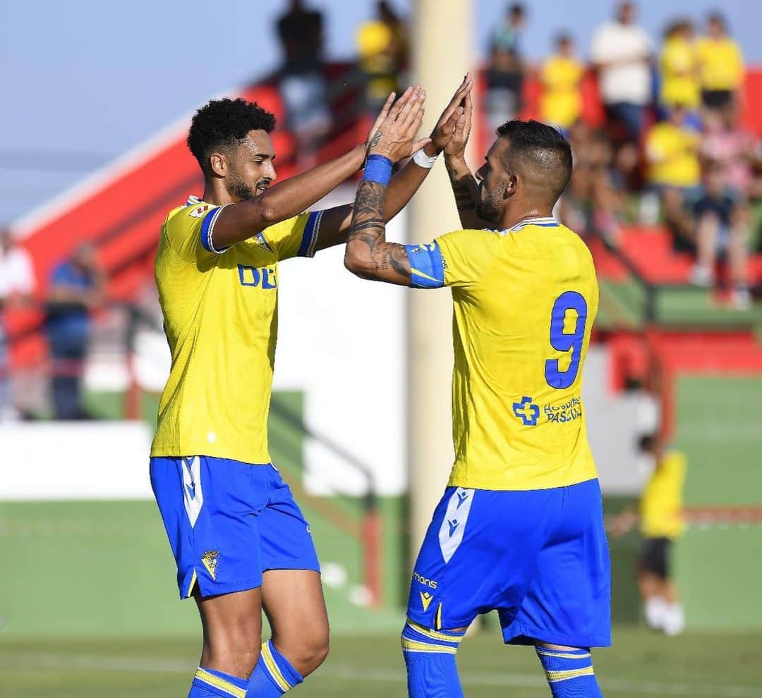 アルバロ・ネグレドのインスタグラム：「Empezamos a rodar! 👊🏻💛💙⚽️ #AN9」