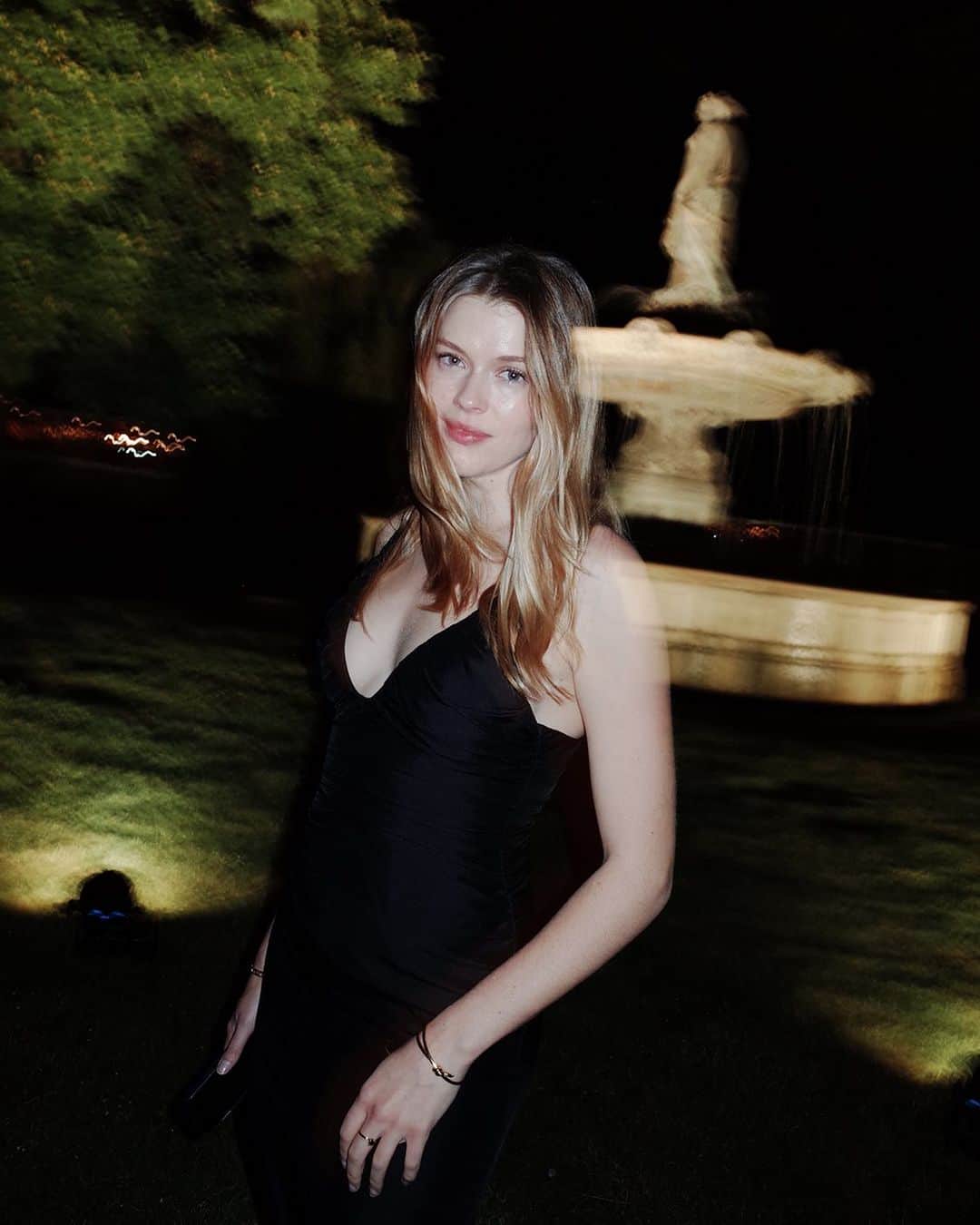Victoria Leeのインスタグラム：「🖤💫」