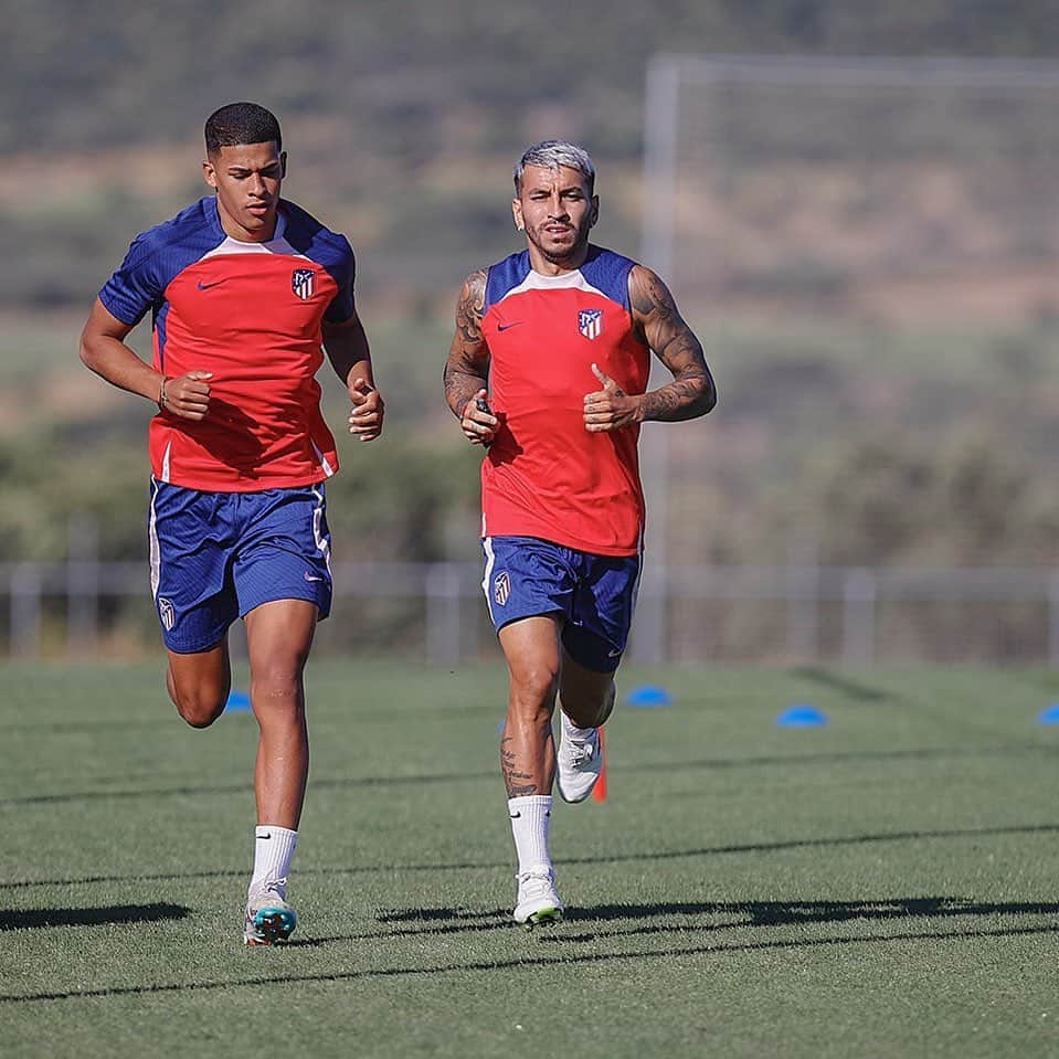 アンヘル・コレアのインスタグラム：「❤️🤍」