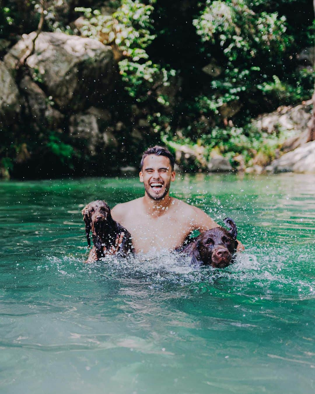 ディエゴ・レジェスのインスタグラム：「Agüita de río para este calorón! 😅⛰️」