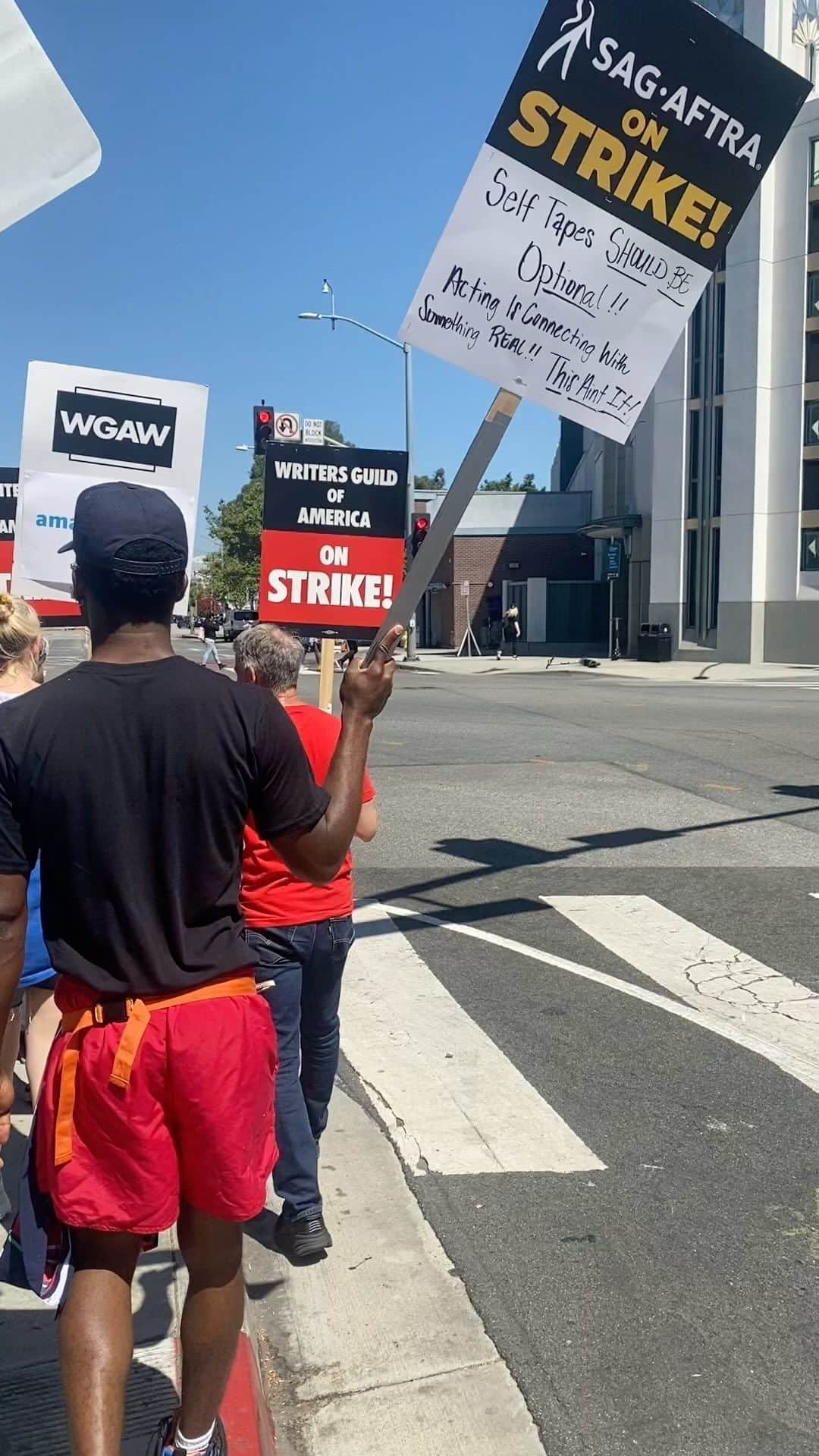 アン・デュデックのインスタグラム：「Day One SAG-AFTRA strike. #sagaftrastrike #sagaftrastrong」
