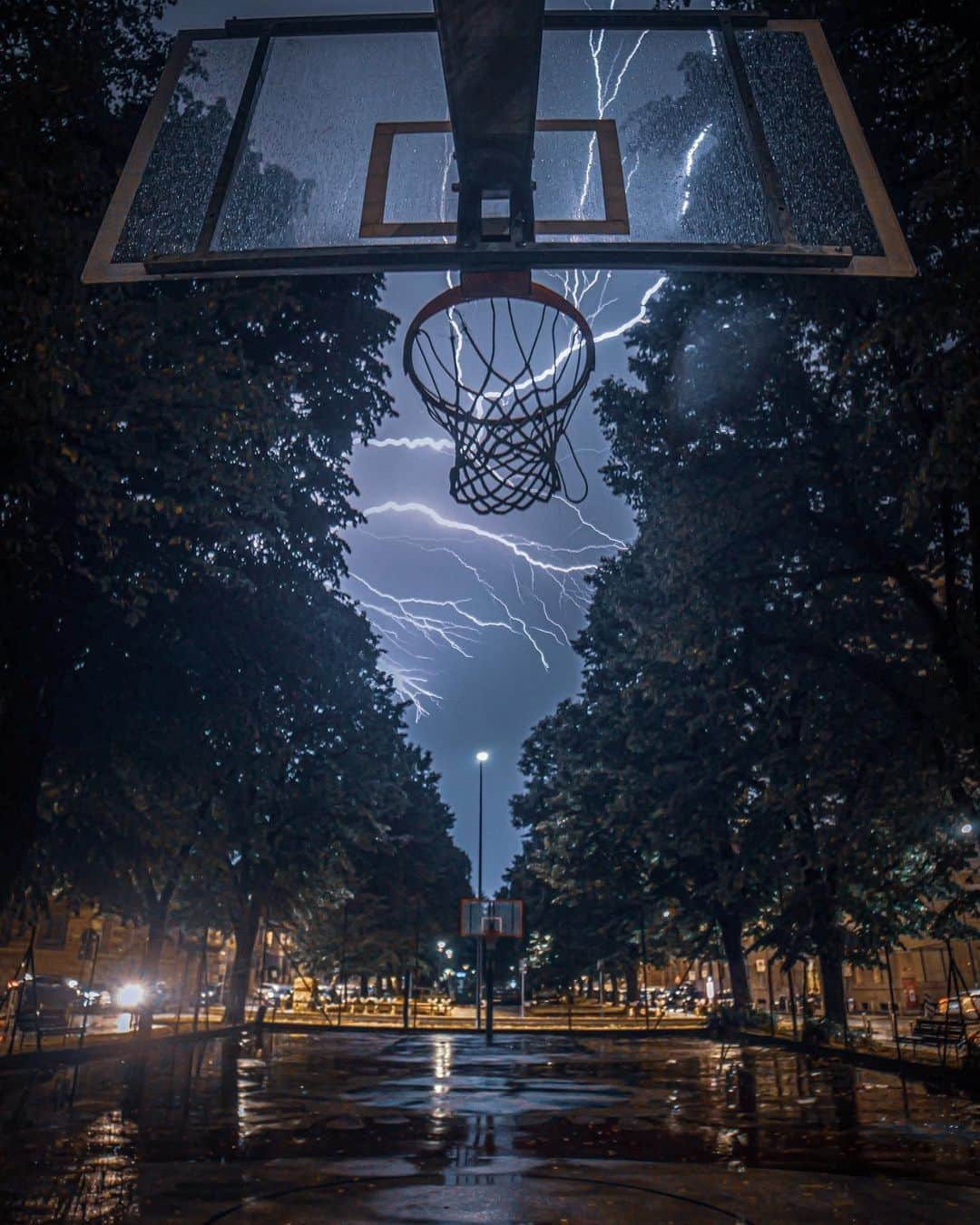 FIBAさんのインスタグラム写真 - (FIBAInstagram)「Catching the moment ⛈️🏀  📸 @sam_stylized_noise  📌 Milan/Italy 🇮🇹」7月15日 5時59分 - fiba