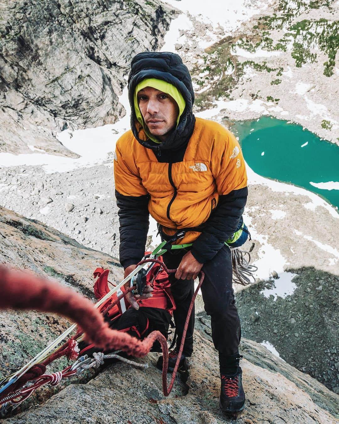 アレックス・オノルドのインスタグラム：「@tommycaldwell and I just got out from the Wind River range where we climbed a pretty impressive new route that @jessehuey and @mattsegal put up last year. We did the “Left Hook” variation to All Hooked Up (15 pitch 5.13-) in very cold conditions (but at least that meant that there were no mosquitoes!).  Surprisingly, the 15mi hike into base camp and the days working on the wall all felt like a very pleasant change from biking - I suppose it’s all about what you’re used to.  Overall, I was very impressed by the Winds. My friends have been telling me for years that Mt Hooker is an inspiring, 2000ft wall but I hadn’t quite believed them. Now I do.  And now we keep riding north!  📸 / 🎥  @taylor._shaffer」