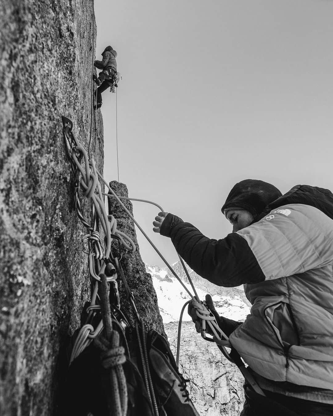 アレックス・オノルドさんのインスタグラム写真 - (アレックス・オノルドInstagram)「@tommycaldwell and I just got out from the Wind River range where we climbed a pretty impressive new route that @jessehuey and @mattsegal put up last year. We did the “Left Hook” variation to All Hooked Up (15 pitch 5.13-) in very cold conditions (but at least that meant that there were no mosquitoes!).  Surprisingly, the 15mi hike into base camp and the days working on the wall all felt like a very pleasant change from biking - I suppose it’s all about what you’re used to.  Overall, I was very impressed by the Winds. My friends have been telling me for years that Mt Hooker is an inspiring, 2000ft wall but I hadn’t quite believed them. Now I do.  And now we keep riding north!  📸 / 🎥  @taylor._shaffer」7月15日 6時14分 - alexhonnold