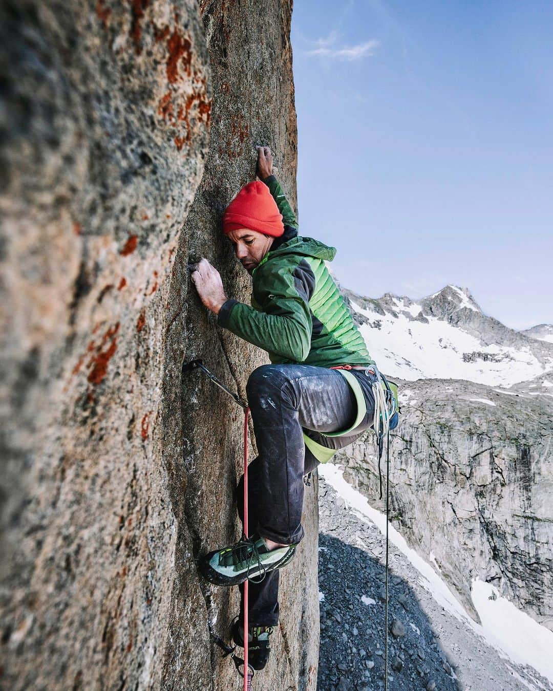 アレックス・オノルドさんのインスタグラム写真 - (アレックス・オノルドInstagram)「@tommycaldwell and I just got out from the Wind River range where we climbed a pretty impressive new route that @jessehuey and @mattsegal put up last year. We did the “Left Hook” variation to All Hooked Up (15 pitch 5.13-) in very cold conditions (but at least that meant that there were no mosquitoes!).  Surprisingly, the 15mi hike into base camp and the days working on the wall all felt like a very pleasant change from biking - I suppose it’s all about what you’re used to.  Overall, I was very impressed by the Winds. My friends have been telling me for years that Mt Hooker is an inspiring, 2000ft wall but I hadn’t quite believed them. Now I do.  And now we keep riding north!  📸 / 🎥  @taylor._shaffer」7月15日 6時14分 - alexhonnold