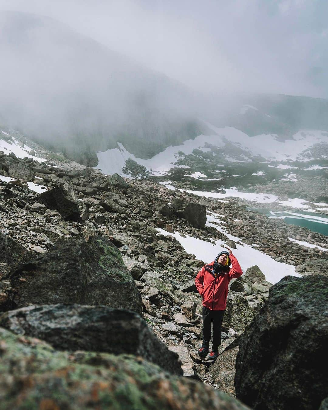 アレックス・オノルドさんのインスタグラム写真 - (アレックス・オノルドInstagram)「@tommycaldwell and I just got out from the Wind River range where we climbed a pretty impressive new route that @jessehuey and @mattsegal put up last year. We did the “Left Hook” variation to All Hooked Up (15 pitch 5.13-) in very cold conditions (but at least that meant that there were no mosquitoes!).  Surprisingly, the 15mi hike into base camp and the days working on the wall all felt like a very pleasant change from biking - I suppose it’s all about what you’re used to.  Overall, I was very impressed by the Winds. My friends have been telling me for years that Mt Hooker is an inspiring, 2000ft wall but I hadn’t quite believed them. Now I do.  And now we keep riding north!  📸 / 🎥  @taylor._shaffer」7月15日 6時14分 - alexhonnold