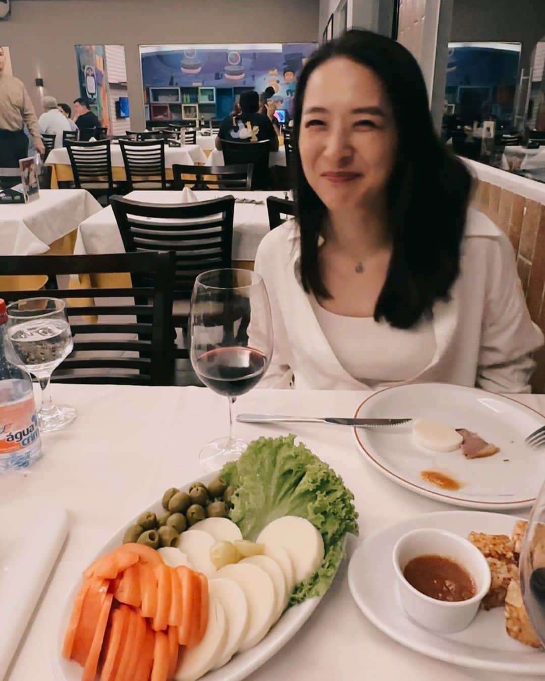 本間愛花のインスタグラム：「🇧🇷 ブラジルのお料理が全部美味しすぎて…！ ずーっと食べていたいくらい！！ そして毎日赤ワイン飲んでる気がする🍷笑 これはお肉だけど、お魚のお料理も とっても美味しかったのでまたアップします🤗❣️ 今、マナウスからサンパウロに移動中✈️  #ブラジル #マナウス #アマゾン #ブラジル料理」