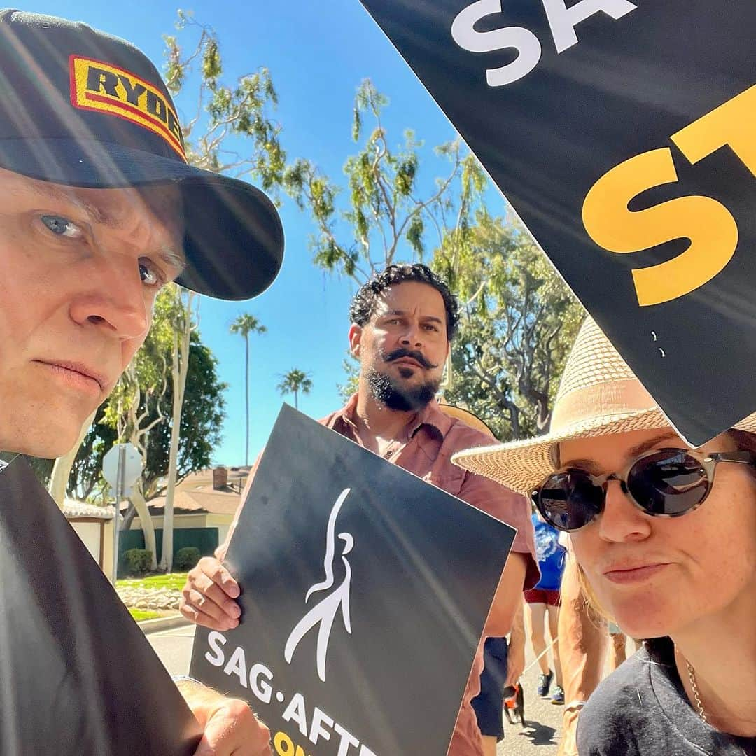 ジュリアナ・デヴァーのインスタグラム：「Transparency Fairness Humanity.   AMPTP: Stop exploiting workers, hoarding billions, and attempting to decimate the livelihood of creative people.   @sagaftra #unionstrong #sagaftramember」