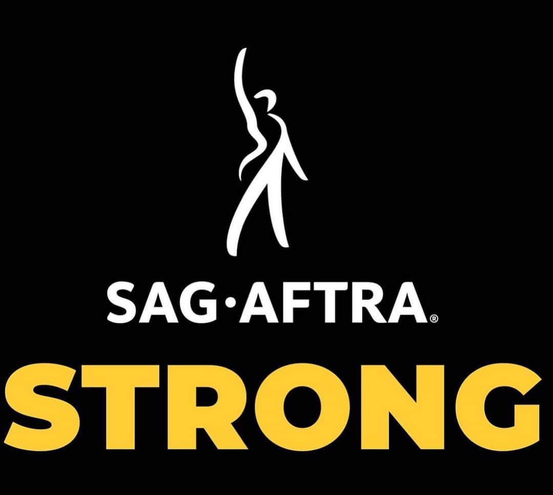 リディア・ハーストのインスタグラム：「Artists deserve to be recognized, acknowledged, treated equally, and to receive fair compensation for their work. Do not underestimate an artist’s role in society as we bring to the world something that no one else can; through their written words the writers create entire universes, together we bring fantasies to life, educate, and inspire. The future of our industry is at stake. The time for action and change is now. We are all stronger when we stand united and together. ✊  #SAGAFTRAStrong #WGAStrong」