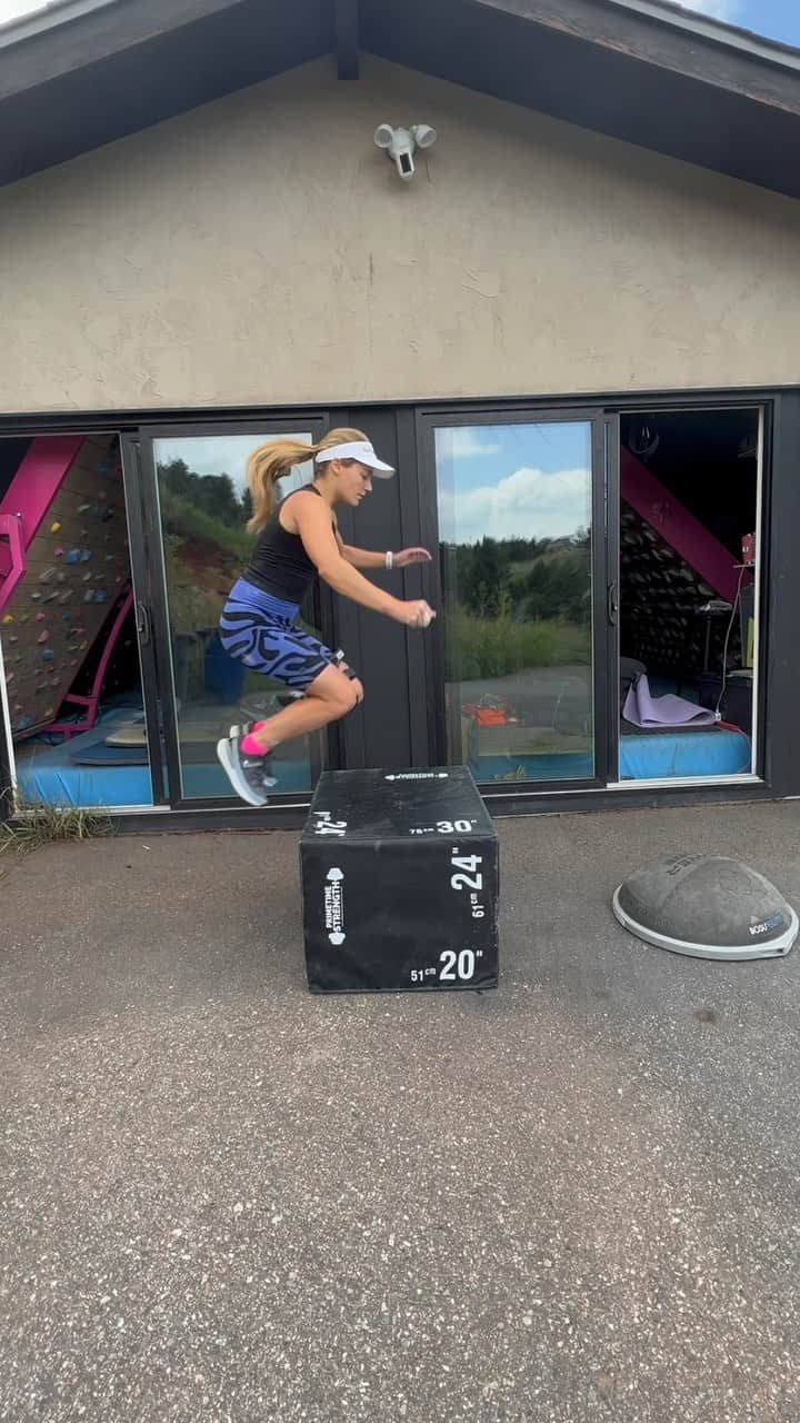 サッシャ・ディギーリアンのインスタグラム：「Strengthening my knee and stabilizers with these 3 exercises so that I can get back to falling safely. Try them out- knee injury or not; they’re helpful additions to your #training - gets the heart beat up too. Don’t forget to pet the dog. 🐶 I do about 15 x rep/3 sets. #pt #exercises #kneehab」