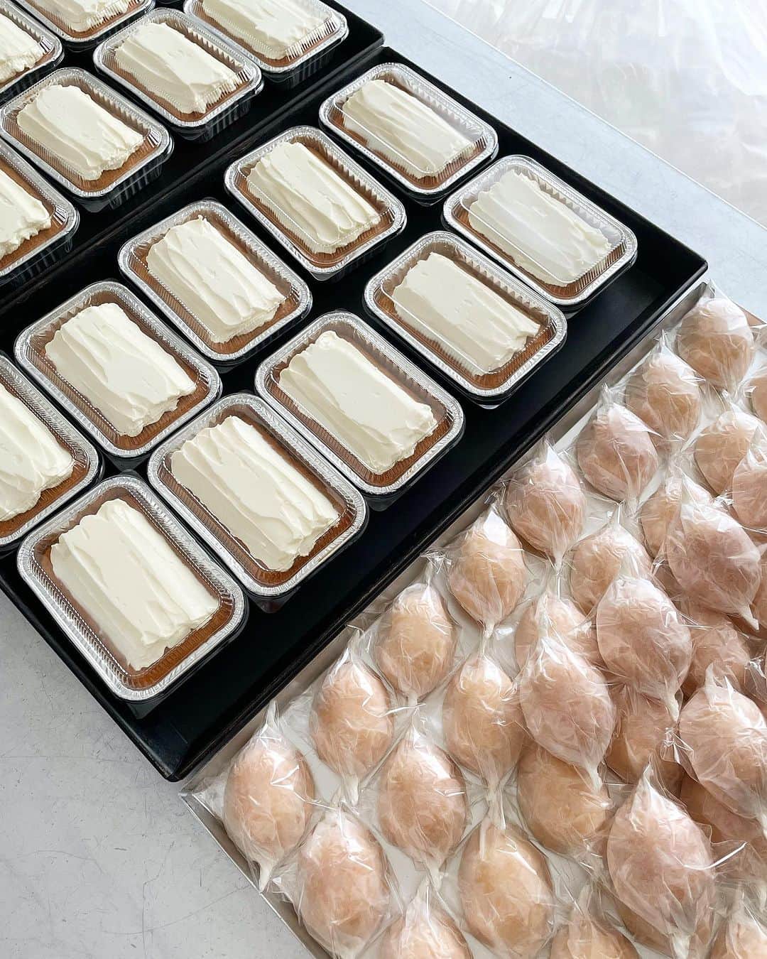 のインスタグラム：「⁡ ⁡ おはようございます。 キャロットケーキset、パンset、 おかげさまで少しずつのご用意となりました。 ゆっくり販売なので、今日も1日、お知らせが多くなると思いますが、おつきあいください。 お好きな方がいらっしゃいましたら、 onlineshopにてお待ちしています。 ⁡ ⁡ ⁡ 〜只今、販売中です〜 ⁡ 【 本日7月15日（土）発送 】 ⁡ ◇ キャロットケーキset ~ menu ~ ・キャロットケーキ ×１ ・レモンケーキ ×２ ・林檎とレーズンのグラノーラ ×１ ・塩とチョコのスコーン ×２ ⁡ ⁡ 【 7月15日（土）〜16日（日）発送 】 ◇ uneclefのパンset ⁡ ⁡ ⁡ onlineshopは、instagram TOPのリンクから お越しいただけます。 どうぞ、よろしくお願い致します。  @uneclef」