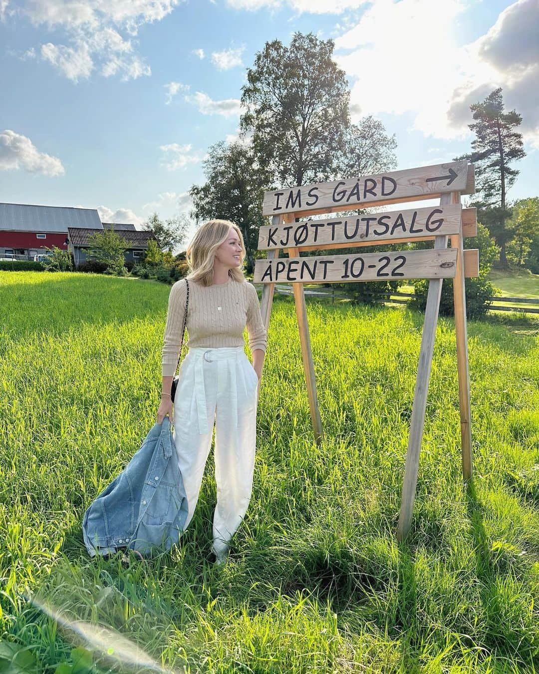 リンジー・エリンソンさんのインスタグラム写真 - (リンジー・エリンソンInstagram)「First trip to Norway! Yes, I know what the sign says 😆🇳🇴」7月15日 6時37分 - lindsellingson