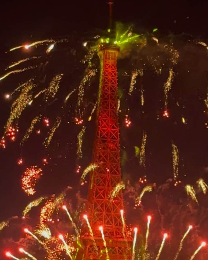 辻仁成のインスタグラム：「いま、パリ祭、花火が、、あの  エッフェル塔がすごいことになってる！  鳥肌ものです。  これ、20分くらい、ノンストップなんだから、オリンピック、目指してますねー、笑」