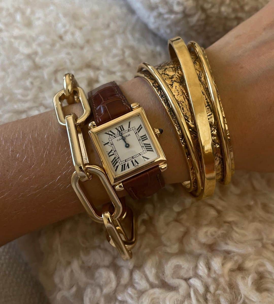 エルザ・ホスクのインスタグラム：「Always late or always early?」