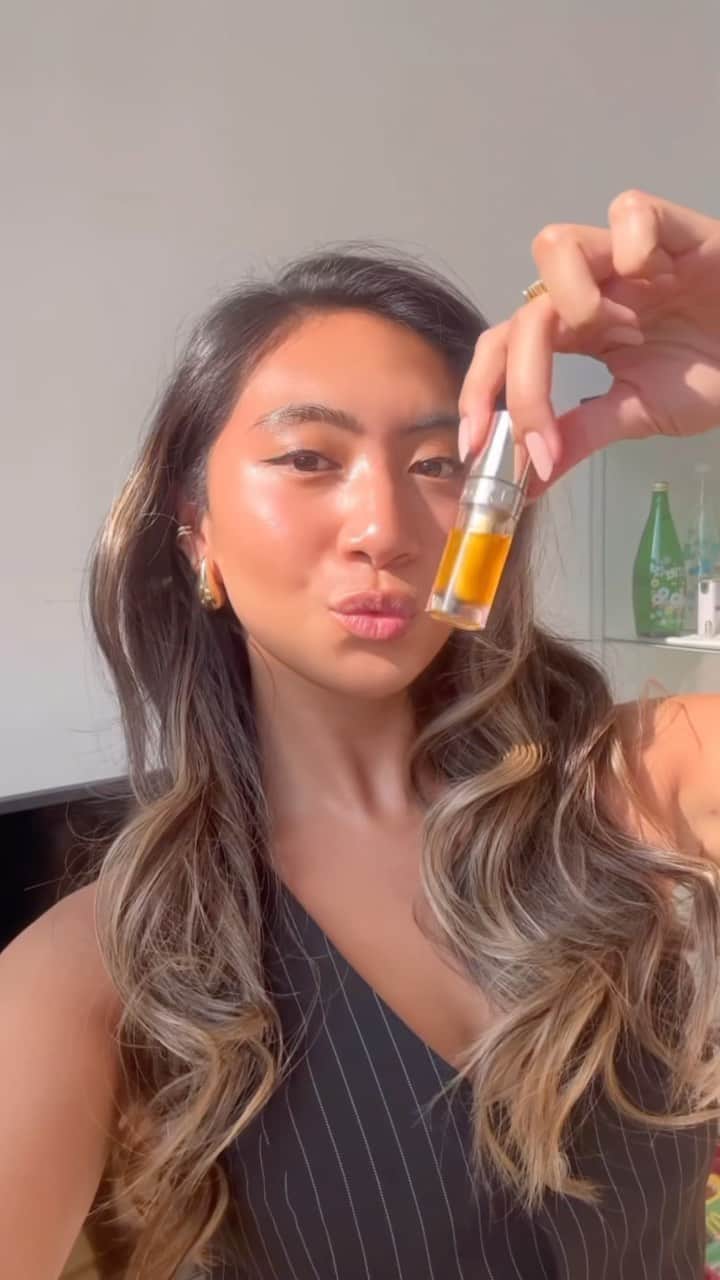CLARINSのインスタグラム：「Raise your hand if you’re a Lip Comfort Oil fan!  #clarinslipoil #lipoil #lipoils」