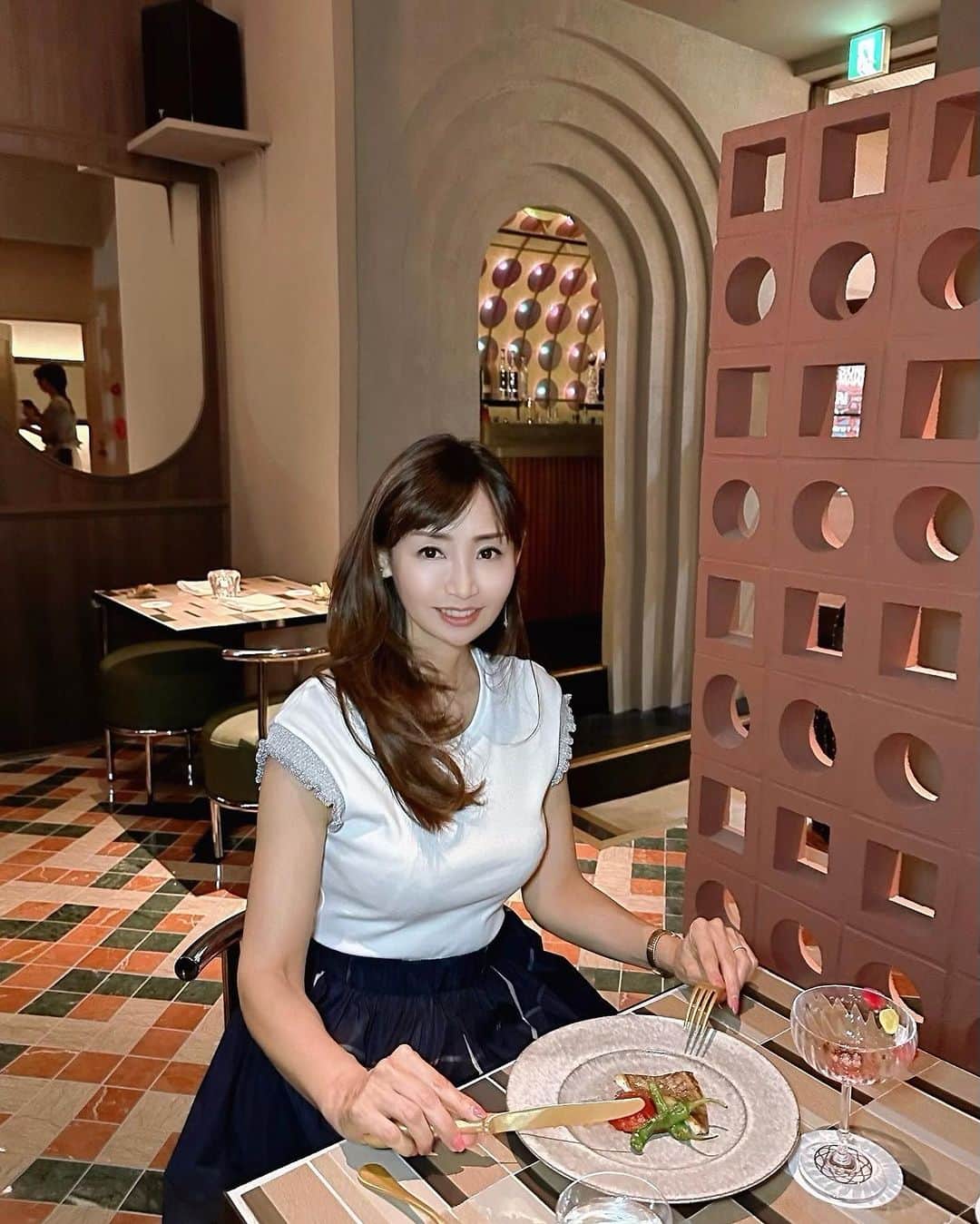 長谷川夕希子さんのインスタグラム写真 - (長谷川夕希子Instagram)「夕希ログ🍽️😋  お洒落な人に人気の街🌇 恵比寿にある モダンメキシカンレストラン&バー 🇲🇽 『A9(エーナイン)』 @a9_ebisu  へまさよと行って来たよー😊  日本食材を使ったメキシコ🇲🇽料理がいただける メキシカンフュージョンスタイルのお店🍽️  洗練されたメキシカンを 美味しく頂きました😋✨  しかも、 めっちゃ映えな店内に 気分上がる〜🥰💗  映え料理と、素敵な店内&Barのリールは後日投稿しますよー🥰💞  デートにもピッタリだよ❣️ どうぞお楽しみに✨  私たちがいただいた 充実のスペシャルコースはこちら💁‍♀️  アミューズ🫓 テテラス  前菜🥑 海のアボカド (キャビアのワカモレ) 緑のクレマ (ズッキーニポタージュ) 赤海老のトスターダ  タコス🌮 柑橘のカルニータス  メイン🍖 (通常はこちらから2種選択)✨ 安曇野地鶏のBBQ 牛ホホ肉のビリア 安曇野地鶏のピピアンヴェルデ 真鯛のメキシカントリコロール 茄子のシュニッツェル  口直し🍨✨ 季節のソルベ  デザート🧁✨ メキシカン チョコレートムース  A9(エーナイン) @a9_ebisu   📞03-6848-6584  🚉恵比寿駅 🚶3分 東京都渋谷区恵比寿西1-12-11 Biosビル 1階  営業時間 17:00〜24:00 定休日 月曜日  #恵比寿ディナー  #恵比寿デート  #恵比寿バー  #恵比寿グルメ  #恵比寿映え  #映えスポット  #映え写真  も撮れるよ✨ #東京デート  #東京ディナー  #東京カレンダー 風に🥰 #東カレ  #デート飯  #女子会ディナー  #大人女子会  #アラフォーライフ  #アラフィフライフ #美魔女 #大人女子の休日」7月15日 7時03分 - yukikogabby