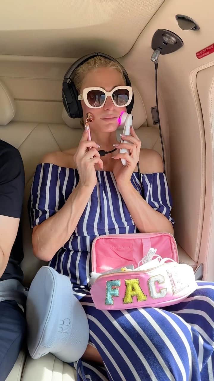パリス・ヒルトンのインスタグラム：「DND… In my self-care era✨🧖‍♀️ Love you @KrisJenner 💖What’s your favorite skincare tool?? #Sliving」