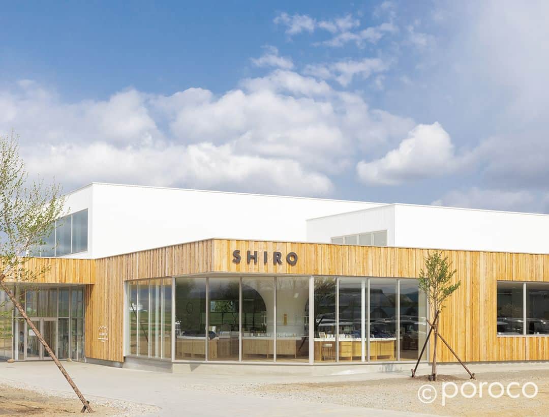 poroco（ポロコ）さんのインスタグラム写真 - (poroco（ポロコ）Instagram)「札幌からの日帰りドライブにもオススメ、砂川市の話題のスポット！2023年4月28日にオープンした、コスメブランド「SHIRO」の新拠点「みんなの工場」✨ コスメの製造工程を見学できたり、フレグランスや蒸溜の体験、グルメ、ショッピングなどさまざまな体験ができる施設です💁  カフェでは、札幌のイタリアンレストラン「TAKAO」の高尾シェフの協力を得て作られたカフェメニューを提供。  ショップでは、同店限定の香り「フルーツブーケ」シリーズのほか、一般販売が終了したアーカイブ製品も並ぶ。  自分で香りをブレンドしてオリジナルのフレグランスを作ることができる「ブレンダーラボ」があるのもここだけ！ ぜひドライブの目的地にして。  みんなの工場 TEL：0125-52-9646 住所：砂川市豊沼町54-1 アクセス：奈井江砂川ICより車で約7分（JR砂川駅間無料シャトルバスあり） 営業時間：10：00～19：00（カフェ11：00〜LO18：30、工場〜17：30） 定休日：不定（工場は日曜・祝日休） 席数：カフェ46席、テラス6席ほか（禁煙）　 駐車場：148台 お子さま：OK https://factory.shiro-shiro.jp/  photo by Asako Yoshikawa （@cocoonphotographs ）  poroco7月号「大人のためのグルメドライブ」掲載、WEBサイトでも詳細記事がチェックできます！ https://www.poroco.co.jp/newsreport/2265/ @poroco_magazine ストーリーズ・ハイライトからチェック  #みんなの工場 #SHIRO #砂川市 #工場見学 #北海道コスメ #北海道コスメブランド #TAKAO #札幌イタリアン #北海道レストラン #北海道ドライブ #砂川グルメ #フレグランス #コスメ #日帰りドライブ #札幌近郊 #道内旅行 #sunagawa #sapporo #hokkaido #poroco」7月15日 7時00分 - poroco_magazine