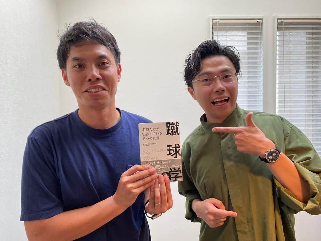 原大悟さんのインスタグラム写真 - (原大悟Instagram)「昨日はレオザフットボールさんが監督を務めるシュワーボ東京の練習試合の映像に実況をつけさせてもらいました！  レオさんに解説も自らつけていただき、自分の指導にも使えそうなヒントを沢山もらいました。  さらに蹴球学も献本いただき、しっかり読み込んで勉強したいと思います！ 指導のレベルアップのモチベーションも上がりました⤴️  ありがとうございました！ シュワーボももっともっと注目します👀  #シュワーボ東京 #蹴球学 #leothefootball」7月15日 7時01分 - daigoso