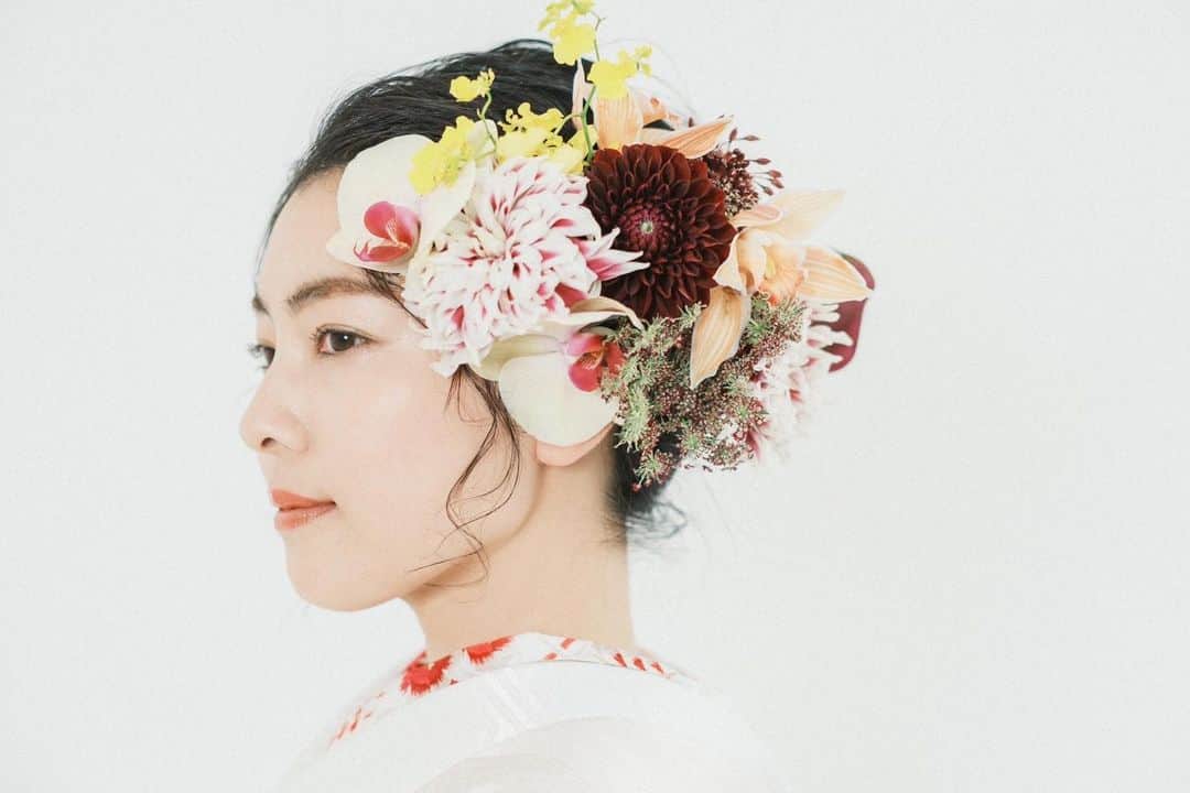 森口彩乃のインスタグラム：「・  先日の矢代さんとの作品撮り👘✨  お花をモリモリにつけてもらって、 お花から物凄い生命力を感じた１日💐  撮影が終わってもまだ元気なお花は 少しお家に連れて帰ってきた。  たまには和装も良いですよね😌  それぞれに、良い休日を☕️  photo by @ayaka.yashiro   #白無垢 #和装 #和装ヘア  #作品撮り #japanesegirl」