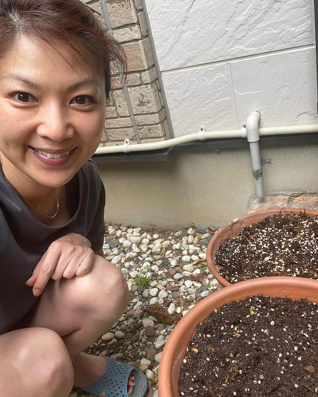 飯島直子さんのインスタグラム写真 - (飯島直子Instagram)「こんにちは^ - ^♪  今日は涼しい朝です  庭にでたら六箇所も蚊に刺されました  少々イラつきますが  「蚊も必死なのよ！」という母の言葉を思い出し穏やかに すごしてます^ - ^  13.14日のへんじすこしです＾＾  _mo.fu.mo.fu５０才誕生日おめでとう♪節目の年…自分を大事に楽しく過ごそうね^ - ^  poporon26回目結婚記念日おめでとう♪今夜はケーキと肉でお祝いだね♪いつまでも仲良く♡  sami三男誕生日おめでとう♪ 養父も喜んでるね♪ 元気でがんばろう٩(๑❛ᴗ❛๑)۶  双子のミキ♡ミカ誕生日おめでとう♪幸せも2倍♪ すてきな年にしてね(´∀｀*)  truelove５２才誕生日おめでとう！8番ラーメンいいね^ - ^ 頭痛大丈夫かな？ディナー行けますように(´∀｀=)  旦那8時間の手術頑張ったね！ 早く回復しますように 祈ってる(*´ー｀*)  みか！元気になってきて良かった^ - ^自分のキモチ第一にね！  コロナ後遺症、つらいね… 少し時間かかるかもしれないけど徐々に良くなっていくから めげずにがんばろうね(*´-`)  お母さんに今、何ができるかな…会える時に会いに、たくさん話かけ、ふたりの時間を大切にしてね(*´-`)  家族が胃の精密検査に 悪いとこ見つかったらすぐ治そう、大丈夫大丈夫だよ^ - ^  夕子♪  furea♪  iku！なかなか大変な1週間！ はやくクーラーくるといいな…  姉は笑いのタネも撒く…笑  がんばれ私！がんばろ！！  草津温泉いいね♪  今日から父母と箱根！ 楽しんできてね^ - ^♪  横浜で中華ランチ楽しんで♪  娘あいりとそば♡たい焼きも食べちゃおう！  花金、華金…了解！！ 母帰ってくるね^ - ^  monchanパパそばにいるよ(*´-`)  ジップロック、わたしも穴があくまて洗って使います^_^  今日は面倒だったのでそーめん  素麺(揖保乃糸)  その他(残)  今日から三連休ですね  わたしはいつもゴールデンウィークです  仕事のひともたくさんいると思いますが、世の中は三連休なので 休み気分でほどほどに がんばろうね^ - ^  水分補給忘れずに( ´ ▽ ` )ﾉ♡」7月15日 12時35分 - naoko_iijima_705_official
