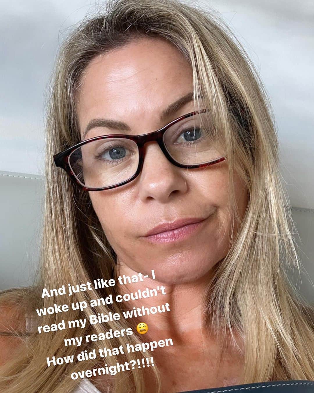 キャンディス・キャメロン・ブレのインスタグラム：「I woke up yesterday and WHAM 💥!!! I couldn’t read my Bible, or see my phone clearly or type 13pt emails on my computer. It was all blurry 😩😩😩. Overnight!!! Guess I’m in the market for cool readers 🤓」