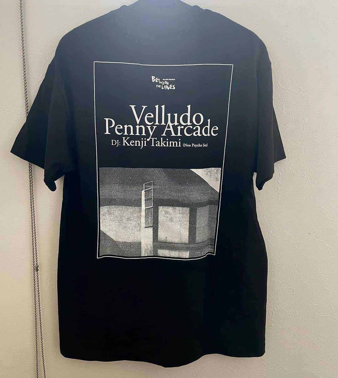 沖野俊太郎さんのインスタグラム写真 - (沖野俊太郎Instagram)「明後日7/17新代田FEVERにて16:00より販売いたします。 "Between The Lines"  Tシャツ M / L / XL 　¥4,500 数に限りがありますのでお求めの方はお早めに。 #velludo #pennyarcade #kenjitakimi #betweenthelines」7月15日 12時29分 - oki_shun