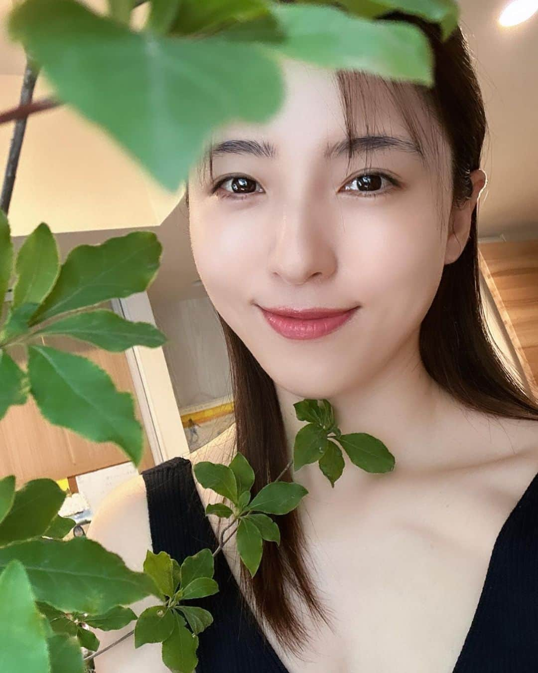 松井絵里奈さんのインスタグラム写真 - (松井絵里奈Instagram)「おうちにグリーンがあると 心和みます🌿🥰  #ドウダンツツジ #松井絵里奈 #お肌を休める日」7月15日 12時29分 - erina74xx