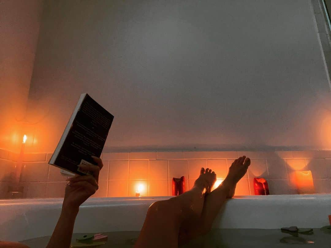 ティーガン・プレスリーのインスタグラム：「Night comes with darkness,  but that darkness is so romantic 🖤  #teaganpresley #candles #bubbles #bubblebath #books #intimacy #love #bath #snuggles #bathtime」