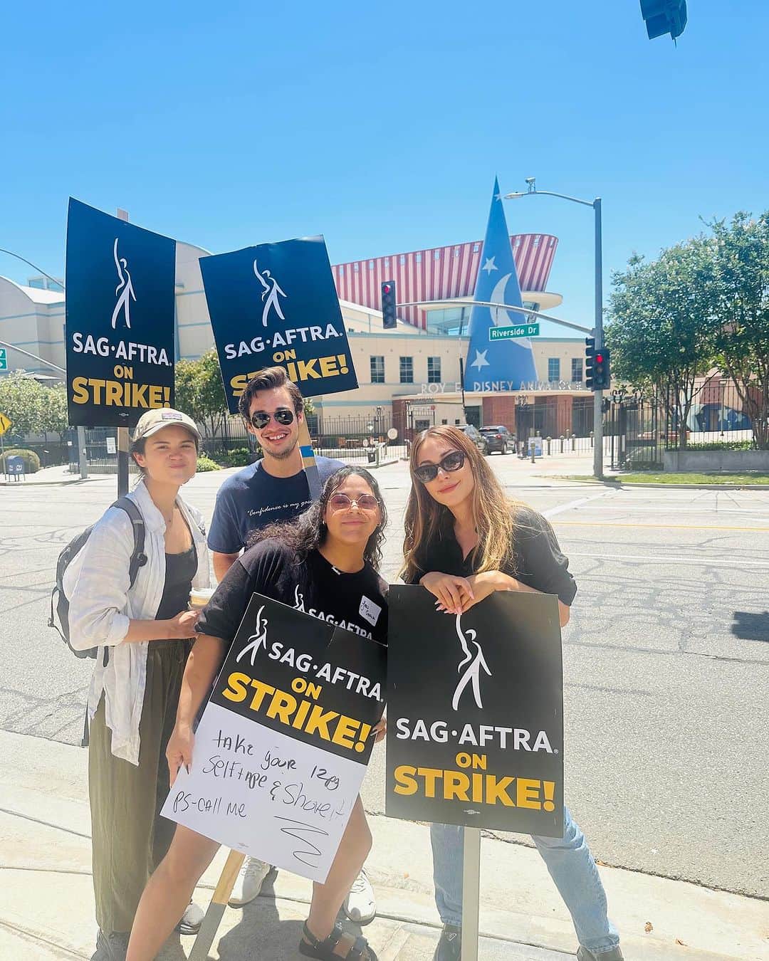 ジョーイ・ブラッグのインスタグラム：「As the great Miley Cyrus once said, “Always gonna be an uphill battle.” #SagAftraStrong #SagAftraStrike」