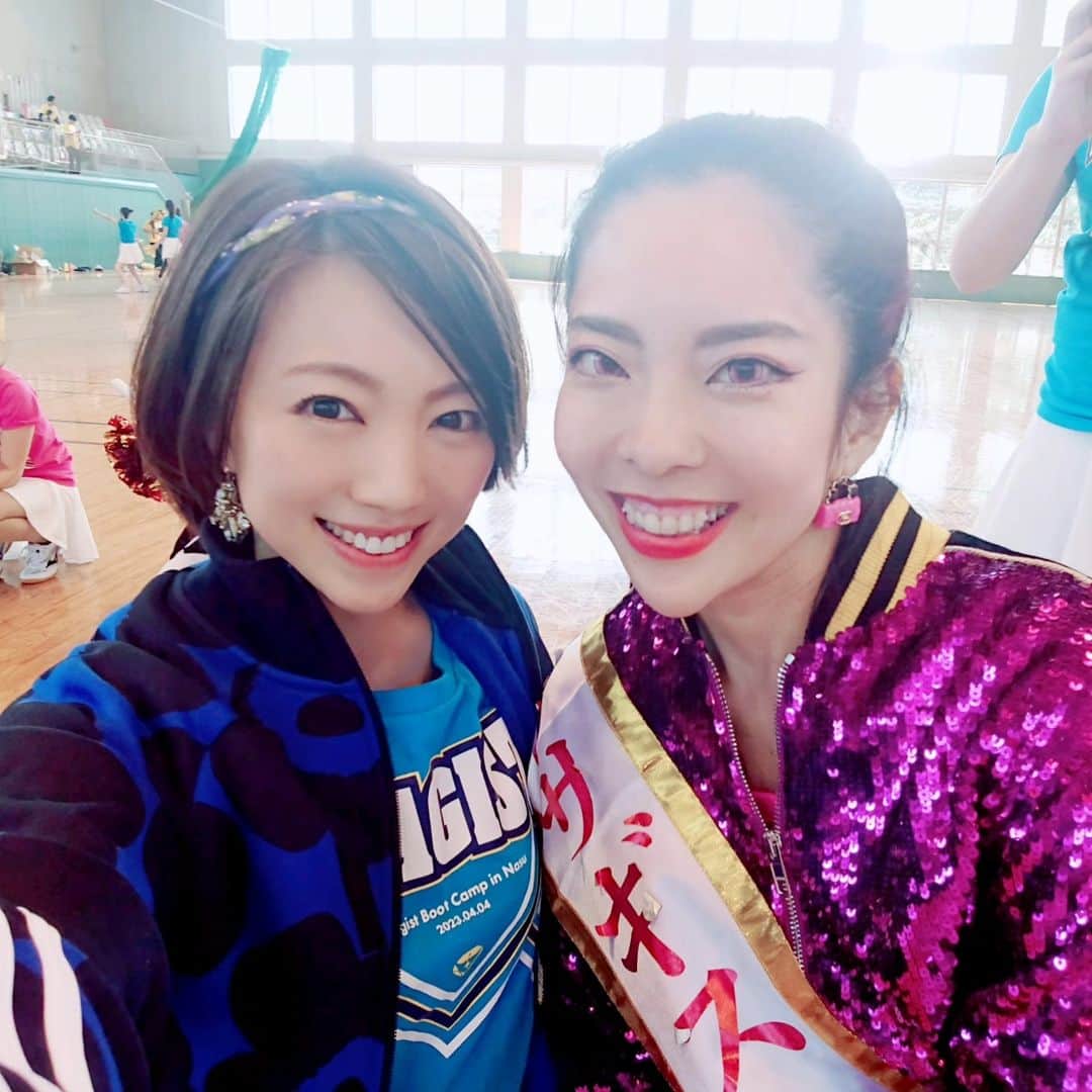 真鍋摩緒のインスタグラム：「【📢過去最大のクラウドファンディングに挑戦しています📢】 目標金額4000万円のクラウドファンディングに挑戦したい。 クラファン統括リーダーとして力を貸してほしい ㅤ と相談されたのは5月中旬のこと。 ㅤ クラファンスタートは1か月半後の7月1日 そんな無茶苦茶なチャレンジをするのはもちろん 小田桐あさぎ @asag_i さん ㅤ っておい！！！！ ㅤ 目標金額も準備期間も、突っ込みたくなるレベルでしたが、あさぎさんは本気の顔をしていました。 ㅤ 普通100万、200万の資金調達でも かなり馬力のいるクラウドファンディングですが 目標額は桁違いの4000万円 ㅤ 調達した資金は 8月に超大手出版社すばる舎さんより発売する あさぎさんの3冊目の著書 「女子とお金のリアル」を日本全国の 子育て中のママ（特にワーキングマザー）に届けるため、とにかく、彼女たちの目に留まる場所へ 本の広告やお知らせを届けるために全て使う。 ㅤ 日本の女性10万人にこの本を通じて 「お金の真実」を届けたい。 ㅤ その真剣な想いを 私はきちんと世に届けたいと思い クラウドファンディングの統括リーダーを引き受けました。 ㅤ 私のでき得る時間と知識とエネルギー全てをつぎ込み クラファンチームの結成と、全体構築 原田翔太 さんに、アドバイスをいただき爆速で準備を整え クラファン開始をした初日 ㅤ 目標金額4000万円を達成しました。 ㅤ っておい！！！！！！  ちなみにこちら CAMPFIRE書籍部門 歴代１位の支援金額 もちろん最速達成記録です。  さすがに予想だにしない展開に 気を失うかと思いましたが これこそ、小田桐あさぎという女性が ㅤ これまでたくさんの人に 想いと時間とエネルギーを届けてきた結果なんだなと この１年あさぎさんと一緒に過ごしているからこそ 納得させられる状況でした。 ㅤ 自分の欲と夢を愛し、すべて叶え 家族や仲間のためにたくさんの愛を注き 思い切りラグジュアリーに世界中を旅したり 講座生に2600万おごって豪遊旅行したかと思えば 我が子のバースデーや学校行事に毎年燃え、子ども食堂への寄付や現地にお手伝いに行く 破天荒のようで、迷いの無い判断基準 ㅤ この１年様々なシーンでご一緒する中で 私は彼女の人間性が丸ごと大好きになりました。 ㅤ 私同様にあさぎさんを応援したい人が これだけたくさん存在しているんだなぁと 底知れないあさぎさんの求心力に驚かされます。 ㅤ プロジェクトページをご覧いただくと 丁寧に想いが綴られていますが かつて、あさぎさんは親御さんとの確執に反抗し 高卒で就職してしまったが故に 手取り14万円の冴えないOL時代を過ごしたり 自分の人生は能力はこの程度と思い込んでまったく自分を生かしきれなかった不遇の時代があります。（しかも割と長い） ㅤ ただ、ある時期をきっかけに 資本主義社会において無自覚にすり込まれ教育された お金に対する価値観や、お金の真実を見つめなおすことで 人生を大きく変えていき、現在に至っています。 ㅤ 正直、私たち日本人はお金へのリテラシーが低すぎる。 でも誰から何を学べばいいのかさえも分からない。 だからこそ、3冊目を「お金」をテーマに切り込みたいと、出版社さんと話し込み、決めたそうです。  時代の狭間だからこそ この出版の機会を絶対に無駄にしたくない。 ㅤ 今や年商4億円を記録するあさぎさんなので、もちろん広告費を自腹で出すことは可能です。 それなのに、なぜクラウドファンディングをやるのか ㅤ それは、自力では届けることのできない人にこの想いを知ってもらい 共感し、応援してもらう機会にしたい。 そして「日本の女性が楽しく仕事と育児を両立できる社会」の実現に向けて大きなうねりを作りたい。 そこにクラウドファンディングの力が絶対に必要だからです。 ㅤ 私はありがたいことに10年前から 大きなクラウドファンディングに プロジェクトベースで関わらせていただく機会があり これまで数々のクラファンで資金調達を経験しました。 ㅤ だからこそ言えるのは クラウドファンディングは ただの資金調達のツールではなく どんな場所にいても、どんな状況であっても 少しでも携わってくれた 全て人の力を借り、夢の実現を分かち合う ㅤ 感動共有のプラットフォームであり 世の中の常識をひっくり返す起爆装置になるということ。 ㅤ クラウドファンディングを通じて集まった応援の熱量が、活動の大きな意味と意義を作ってくれる。 それはもう元気玉のような、神輿のような特別なものだと思っています。 ㅤ 月の出版後は日本全国で講演会を開催 とにかく、たくさんの人にリアルで会いに行くために 講演会会場調整や、出版社さんとの打ち合わせ、そしてまだまだ続くクラファンの活性化に向け毎日ライブ配信と 年間を通じて本気で駆け回ります。  現在5,700万円　支援者数は690人を突破！ あさぎさんの本気、支援してくださった皆さんの想いを背負い残り18日間を私も本気で戦い抜きます。 ㅤ 是非見届けていただき もし少しでも共感していただけたなら コメントやご支援をいただければ嬉しいです！🙇‍♀  ストーリーでページリンクも貼りますね！🔥」