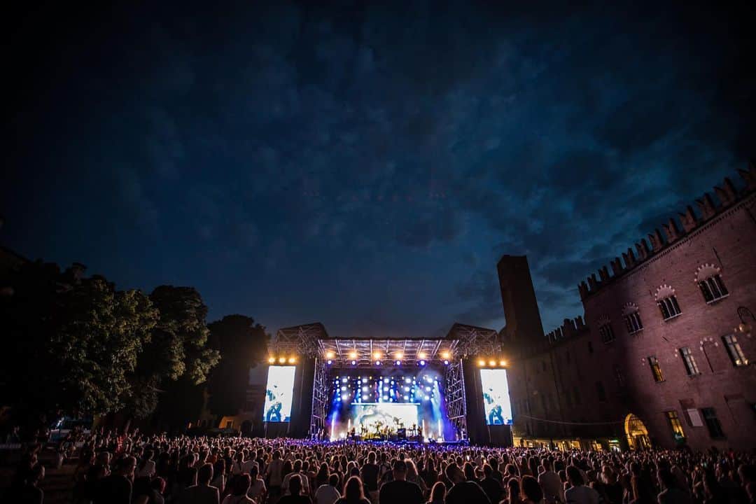 OneRepublicのインスタグラム：「Mantova officially has one of the coolest venues in the world. Thanks for hanging with us tonight Itay!」