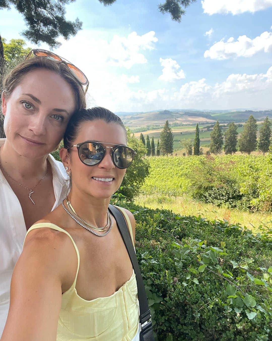 ダニカ・パトリックさんのインスタグラム写真 - (ダニカ・パトリックInstagram)「Under the Tuscan sun ☀️  • The best food so far. And obviously amazing wine! So cool to learn about how wine making works in Italy.」7月15日 7時33分 - danicapatrick