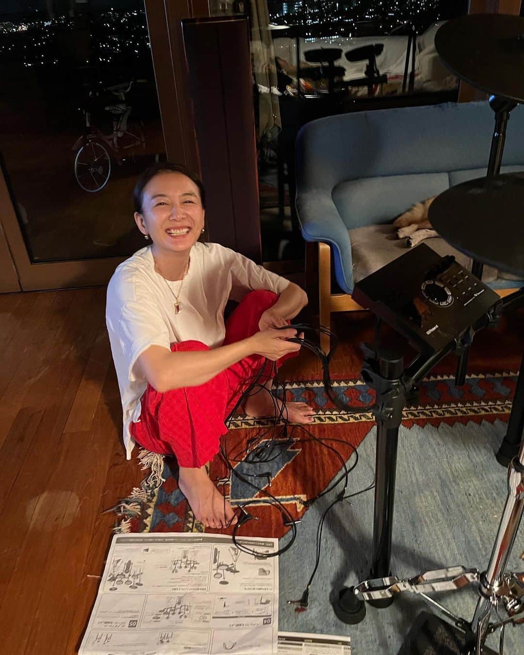 澤田泉美のインスタグラム：「そうそう、7月のはじめに ドラムセットを手に入れたのです‼️ このわたしの満面の笑み🤣 （子どもかっ😂）  なので最近は、スタジオへは通わずに 自宅練習しています🥁💕 朝起きてすぐとか、食事を作る前とか とにかく、座りたい時に座る！  アンプと、マットは パパちゃんがプレゼントしてくれました🤣❤️ マットとか言われないと気づけなかったから本当に助かった😱 ありがとう🥰🥰🥰  #ドラムはじめました #大人の習い事 #道のりは長い #三児の母」