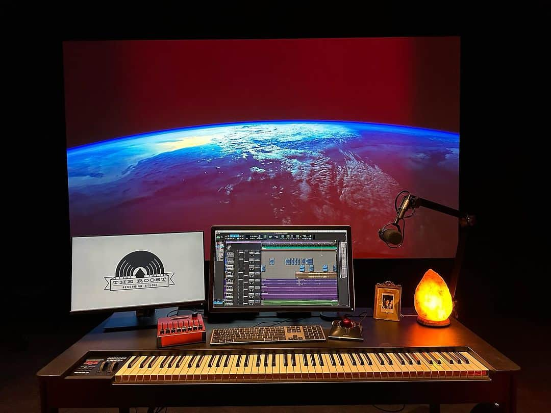 ジェシー・カーマイケルのインスタグラム：「Here in The Shed at The Roost. @dolbytheatre workstation achieved! Thanks to @christgaudesign for the custom desk and @ergotunechair for the most comfortable and ergonomic chair ever. Cc fader box by @choisaucedesigns. @natethekunkel @nikitekinc designed and wired 🙌 Ready to make and mix some Atmos music. praise be… ❤️」