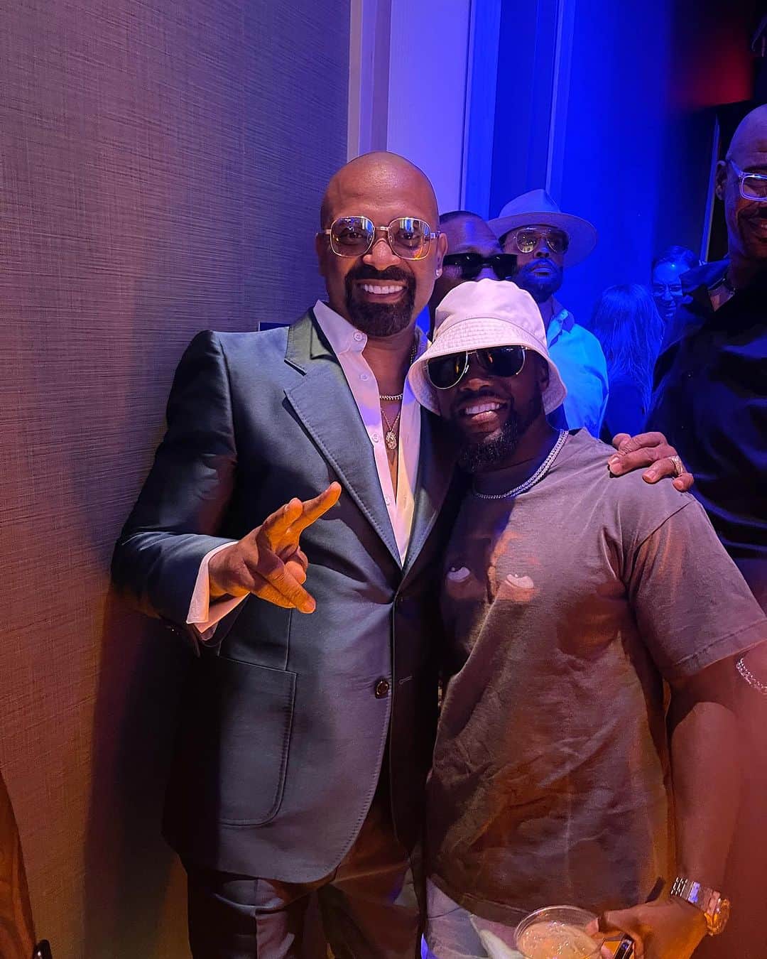 ケビン・ハートのインスタグラム：「So happy that me and my comedy brother @therealmikeepps were able to settle our differences and look at the bigger picture. Looking forward to building and doing amazing things in the future!!!!! Life is to short…. Let’s all Live Love & Laugh」